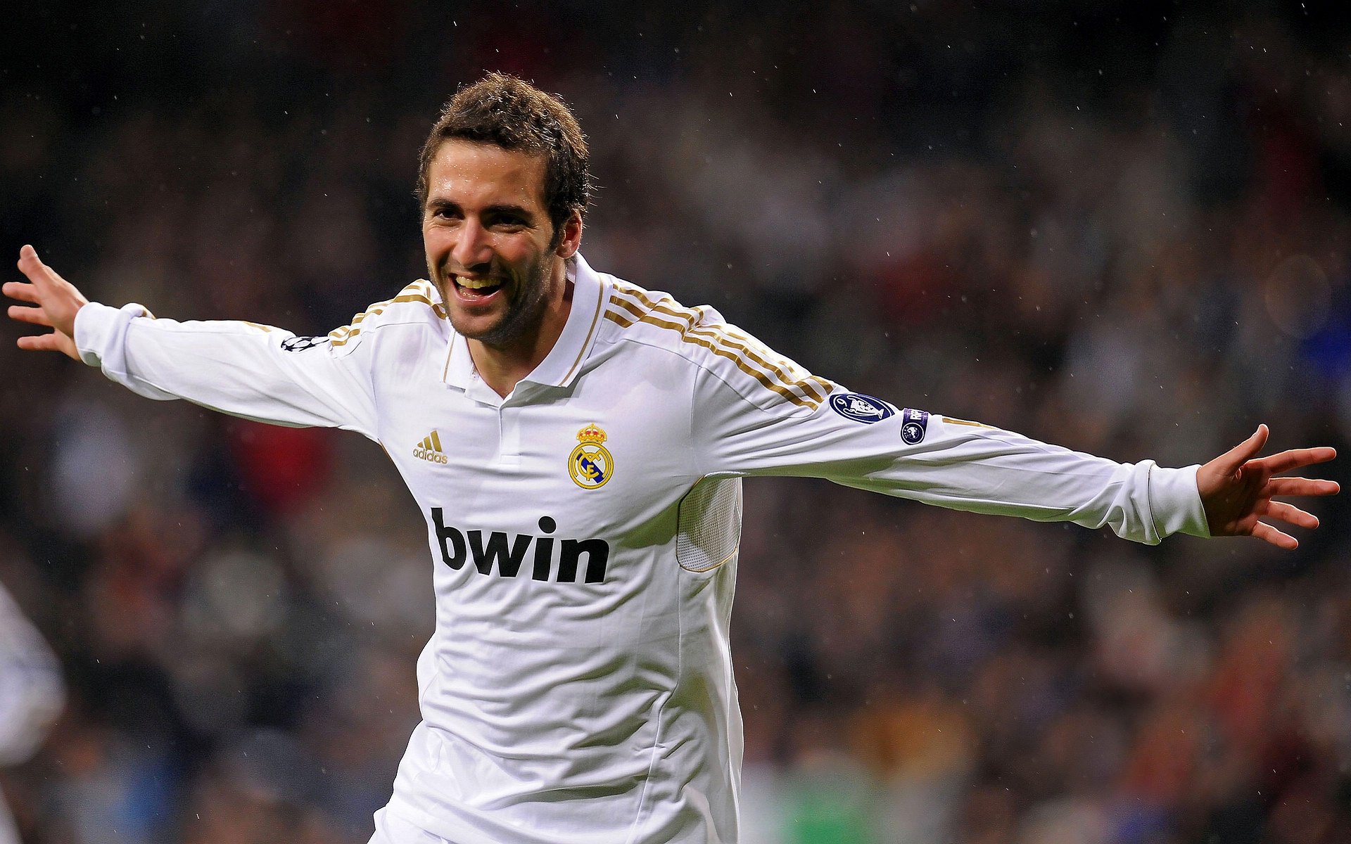 一支球队在国际大赛中斩获胜利，赢得掌声与赞誉，国际篮球比赛的一支队伍最多( )人